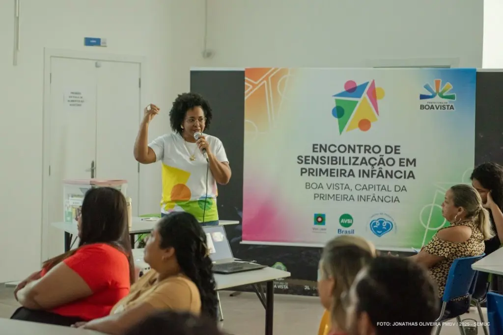 Servidores do Programa Família Que Acolhe recebem formação sobre cuidados na primeira infância. 1 71b5bec9791a4bf8013fa5abf3865c22