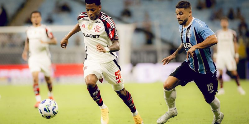 em momentos distintos, flamengo e grêmio se enfrentam no maracanã