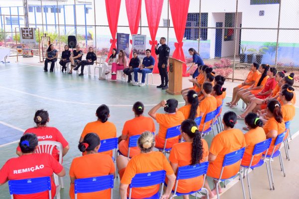 entrega de certificado do curso de corte e costura para reeducandas da cadeia publica feminina ferna