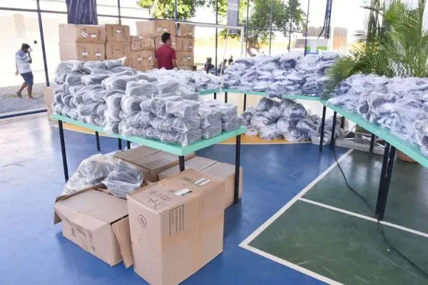 Entrega de escola reformada e fardamento escolar 6