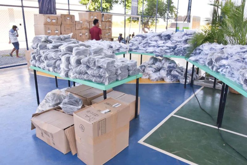 entrega de escola reformada e fardamento escolar 6