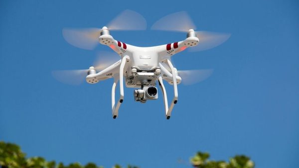 o que é um drone? descubra seu funcionamento e fatos interessantes.