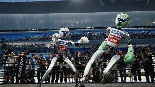 robôs disputam futebol, batalha e dança na primeira "olimpíada" de humanoides na china.
