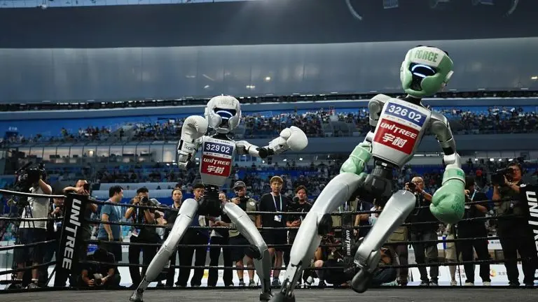Robôs disputam futebol, batalha e dança na primeira "Olimpíada" de humanoides na China.