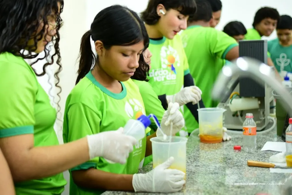 Membros do Dedo Verde aprendem métodos de fabricação de sabão no laboratório da UFRR. 1 a2a3d02c9f0fd5996af12ee19db01c25