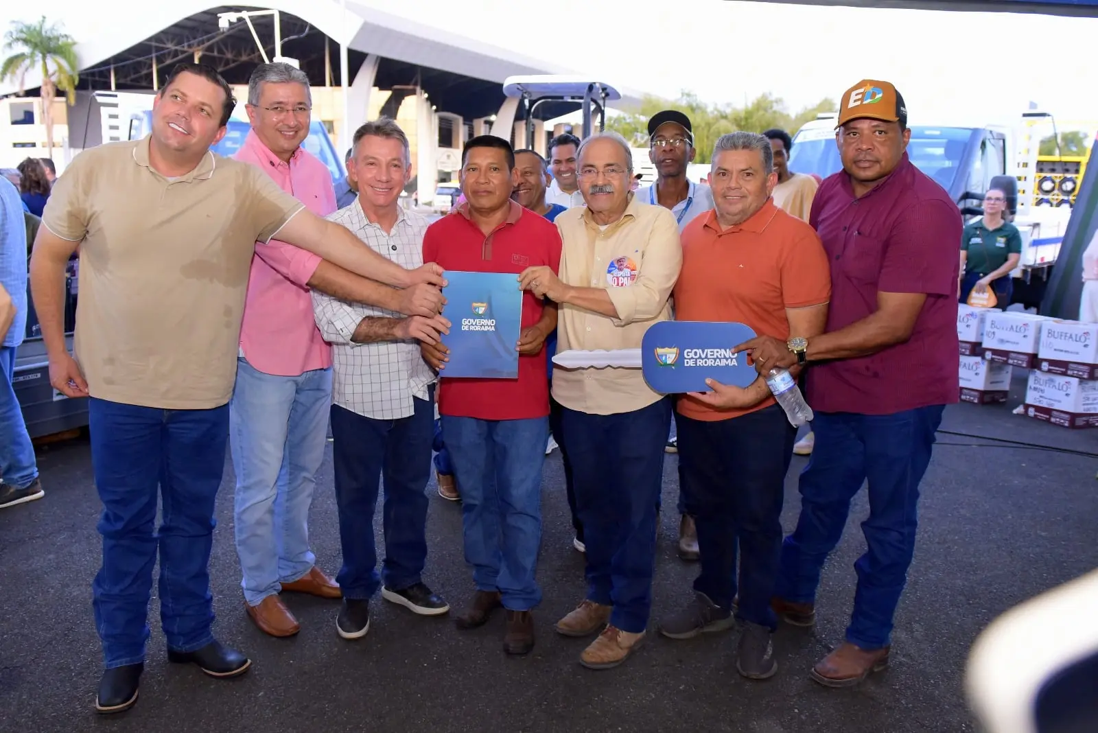 Governo fornece trator, caminhões e barcos para pescadores e agricultores 1 entrega trator caminhoes e barcos para pescadores e agricultores 11