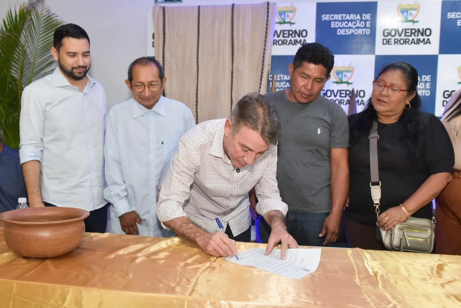 Governo de Roraima inaugura nove escolas indígenas e celebra cooperação técnica com o CIR 1 Assinatura do decreto de criacao de nove escolas estaduais indigenas 2 1