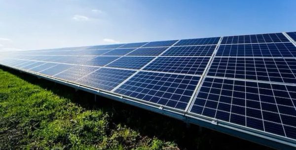 bbeni2kh paineis solares fotovoltaicos em fundo de ceu azul 179755 12582 740x375