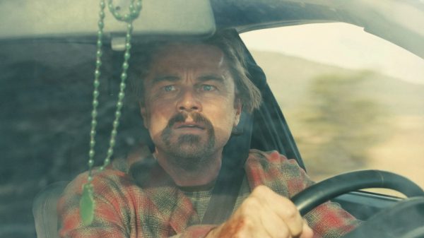 conflito após conflito: sátira repleta de ação consagra paul thomas anderson como ícone de uma geração