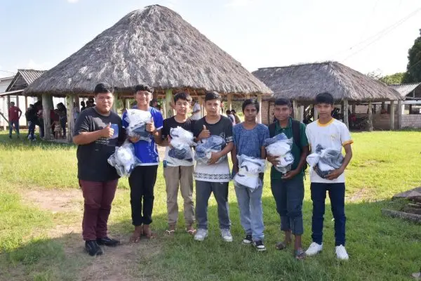 Entrega de fardamento escolar em comunidades indigenas de Boa Vista 3