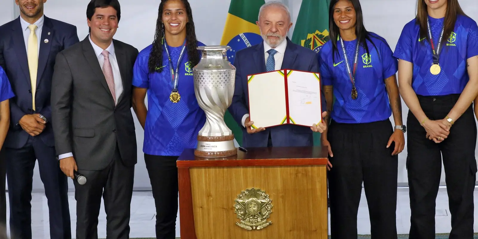 Lula anuncia envio de proposta legislativa para apoiar o futebol feminino. 1 Lula diz que enviará projeto de lei para incentivar futebol feminino