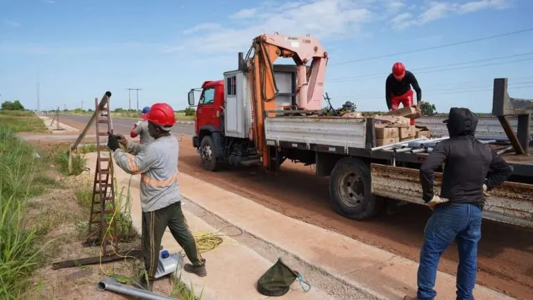 Obra de iluminacao publica da RR 205 Charles Bispo Ascom Seinf 1