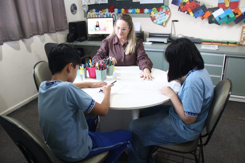 professora graciela ziebert com estudantes ascom seed 1 scaled