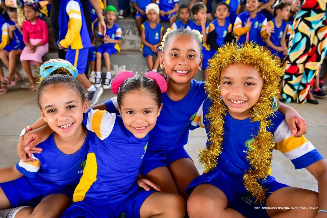 Dia do Cabelo Maluco anima alunos com penteados criativos 1 081025