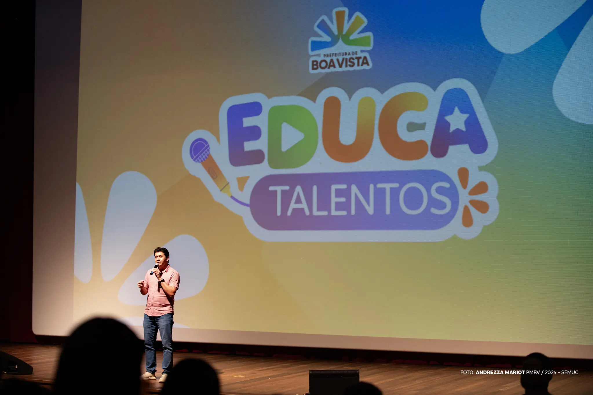 1759402188 166 IV Vernissage e final do Educa Talentos agitam Teatro Municipal