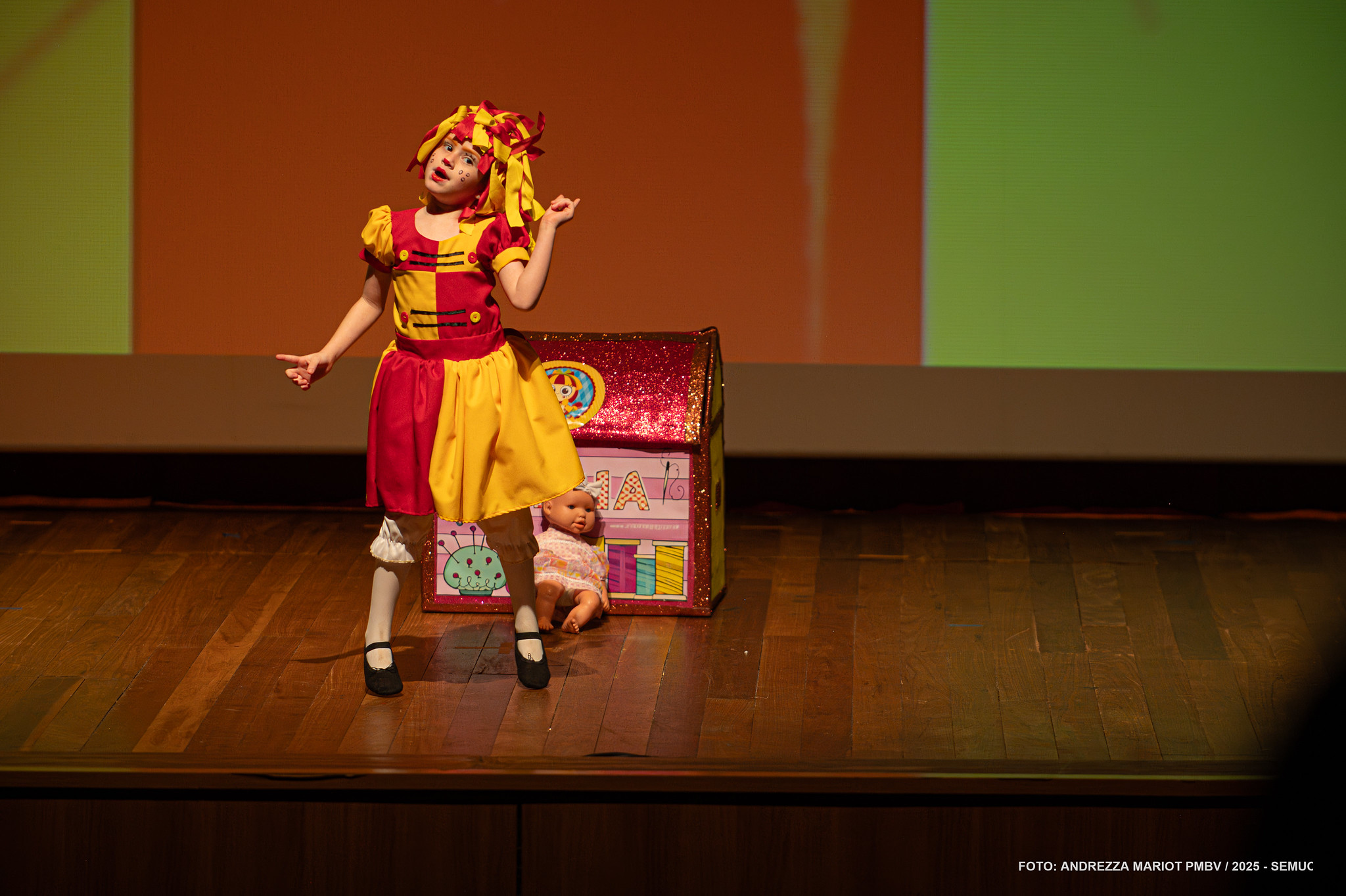 1759402190 809 iv vernissage e final do educa talentos agitam teatro municipal