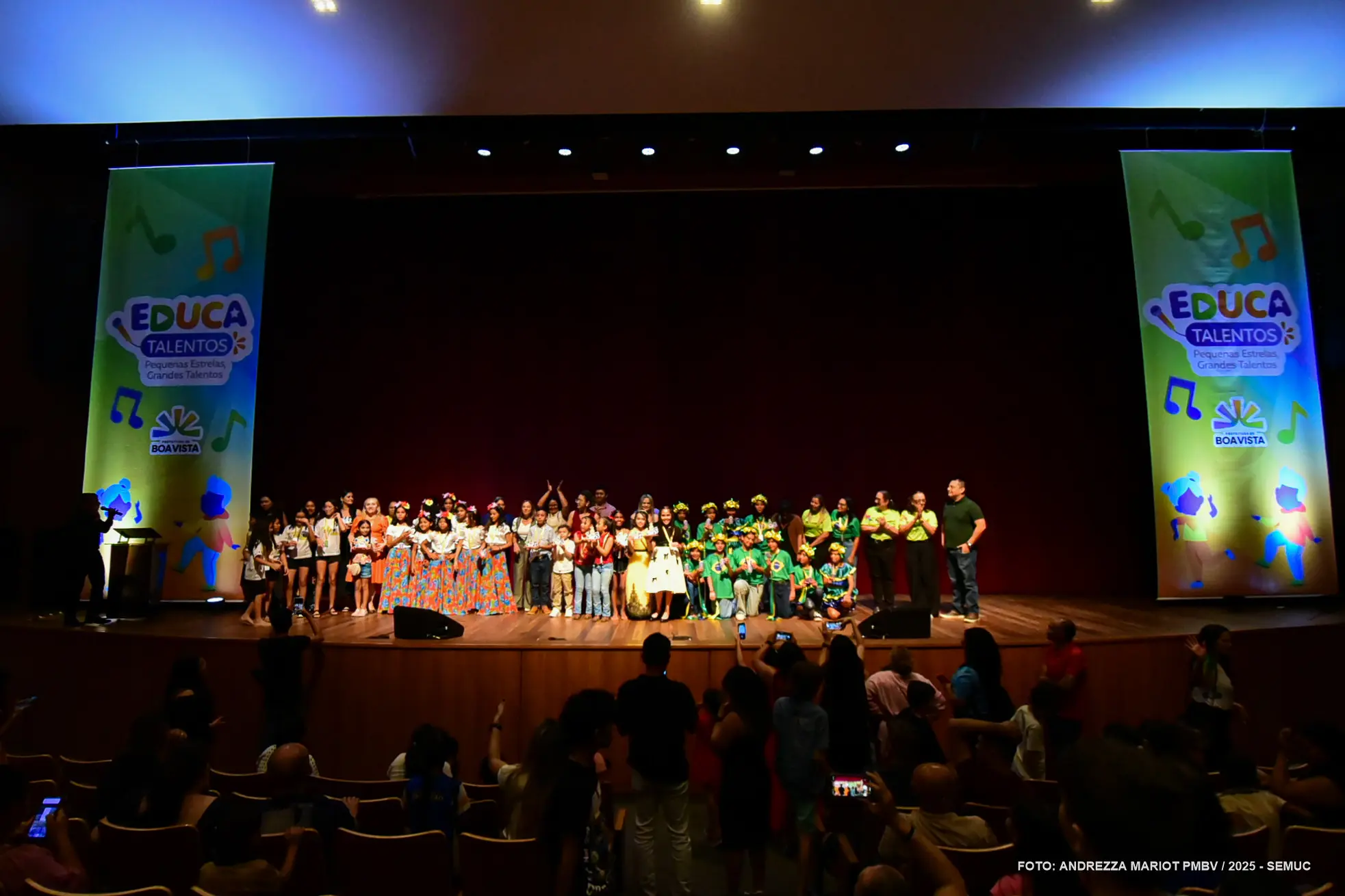 1759402190 813 IV Vernissage e final do Educa Talentos agitam Teatro Municipal