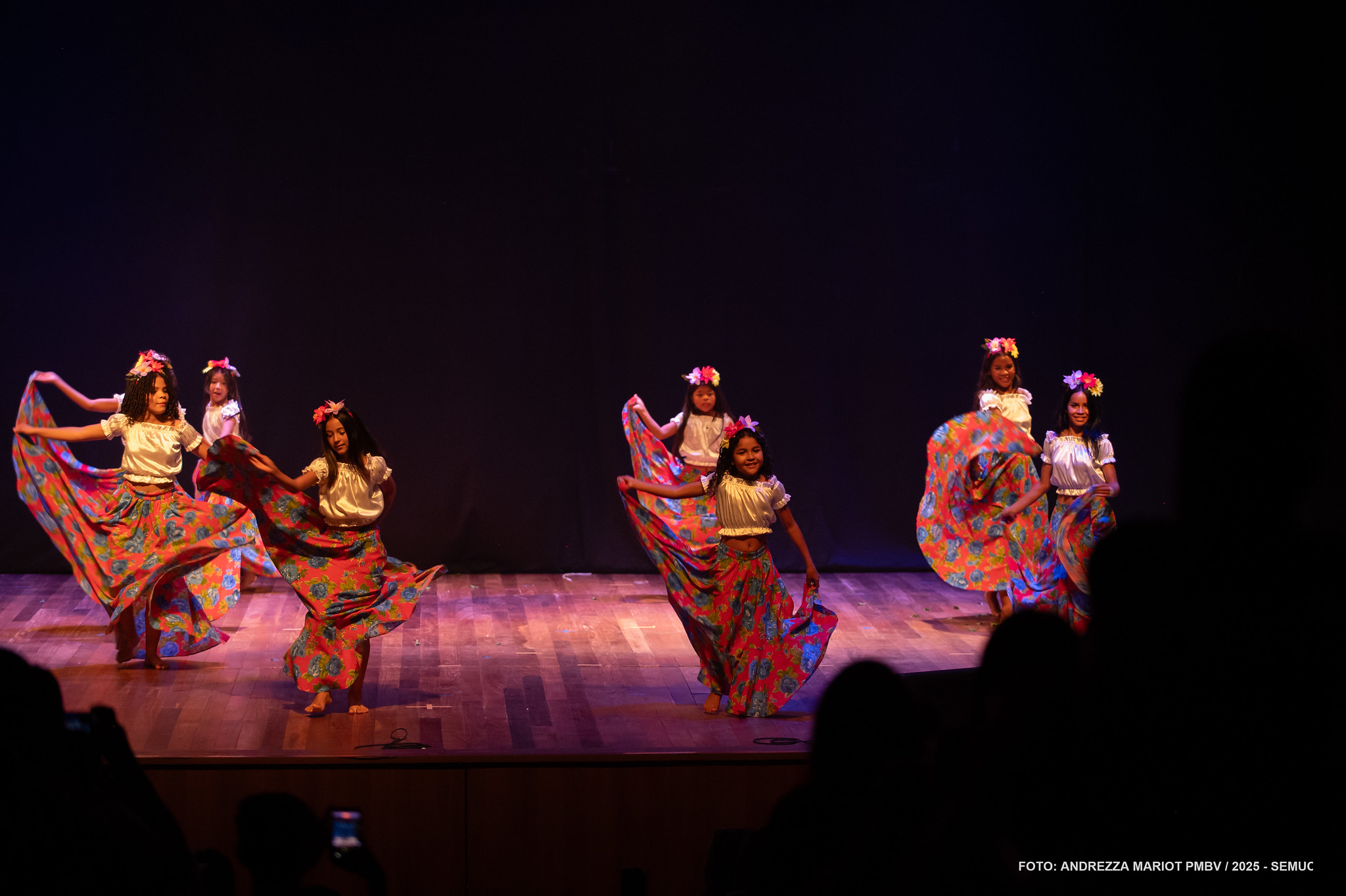 1759402190 884 iv vernissage e final do educa talentos agitam teatro municipal