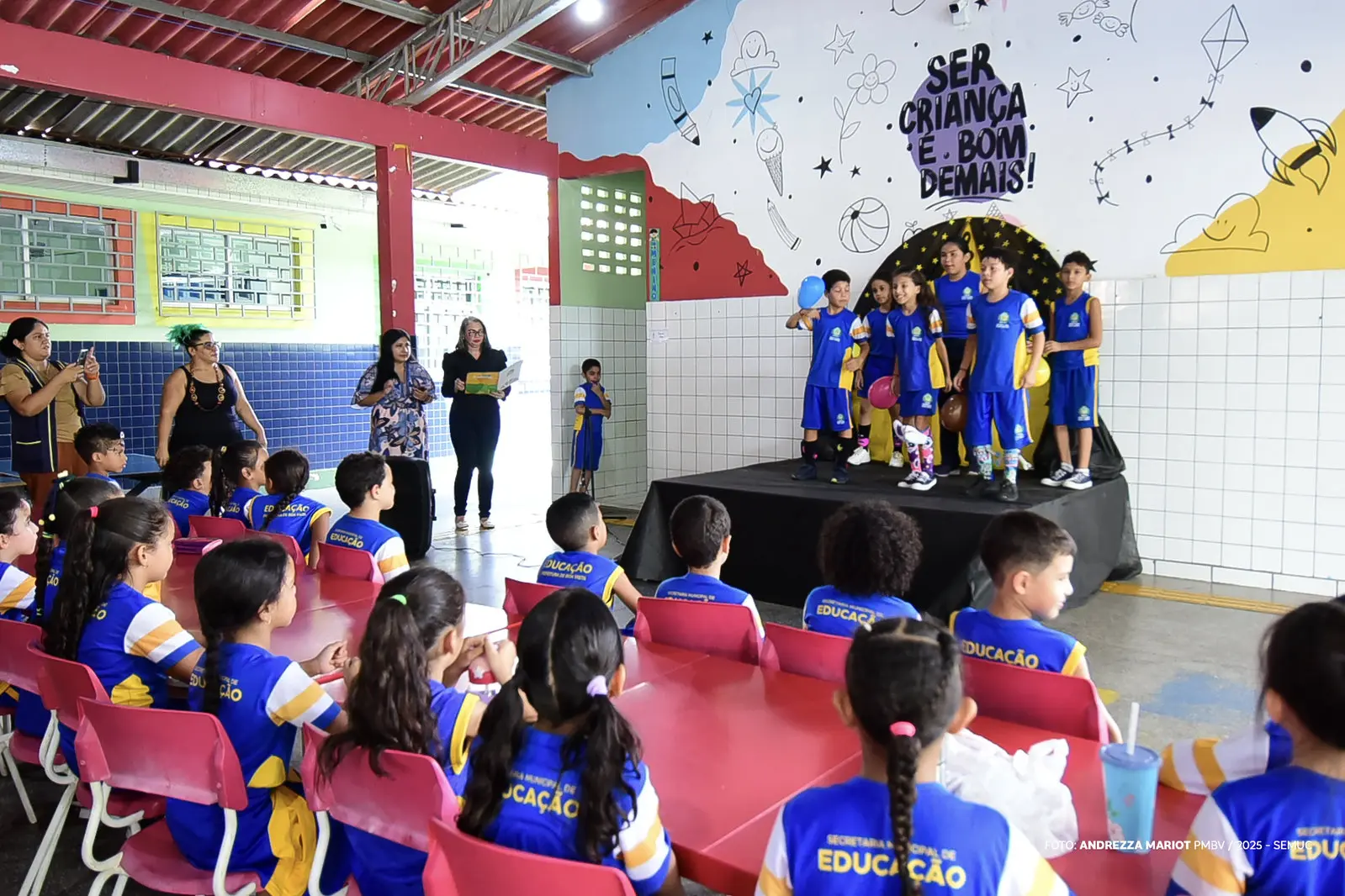 1760024595 158 Criancas exibem talentos artisticos em festival escolar comemorativo