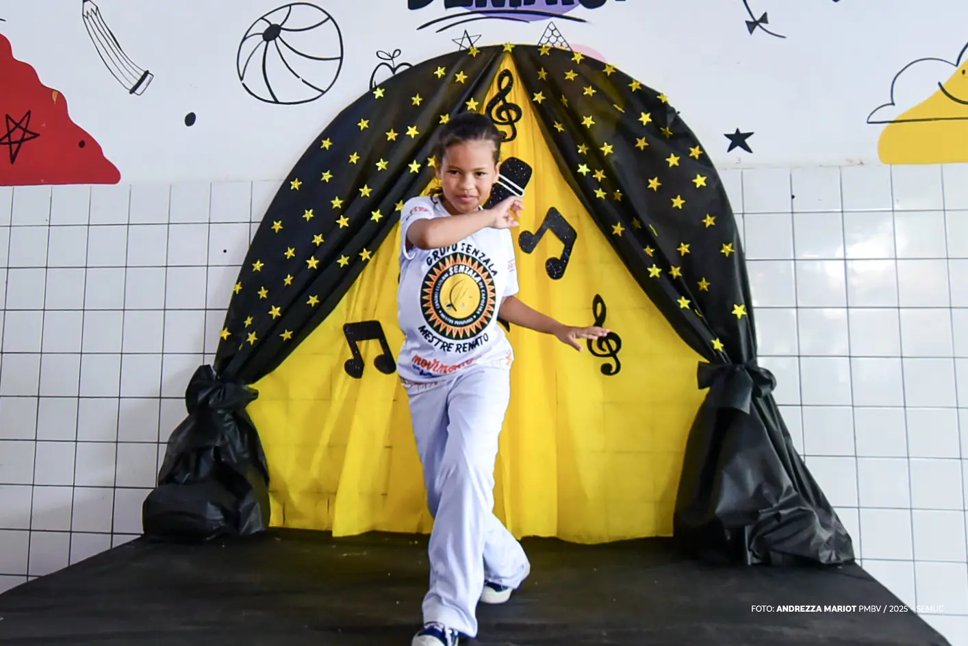 1760024595 523 Criancas exibem talentos artisticos em festival escolar comemorativo