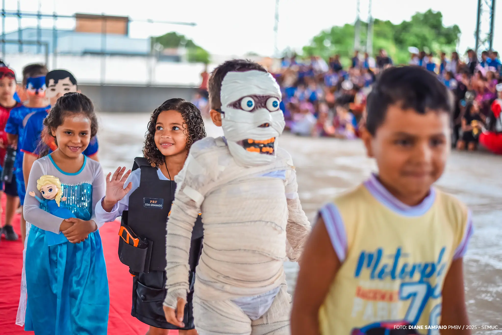 1760096904 24 Dia da Fantasia transforma quadra da Escola Juslany em encanto