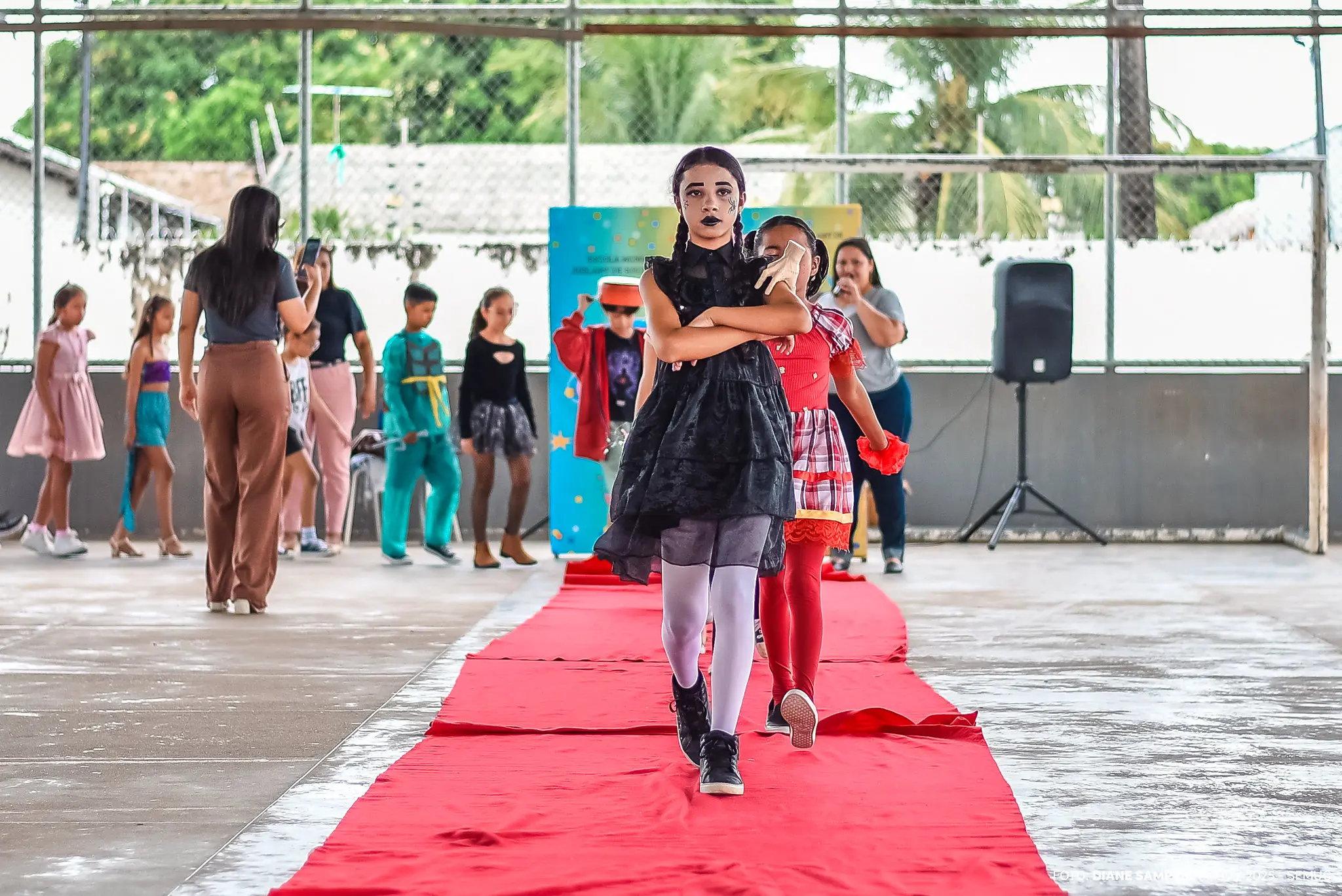 1760096904 560 Dia da Fantasia transforma quadra da Escola Juslany em encanto