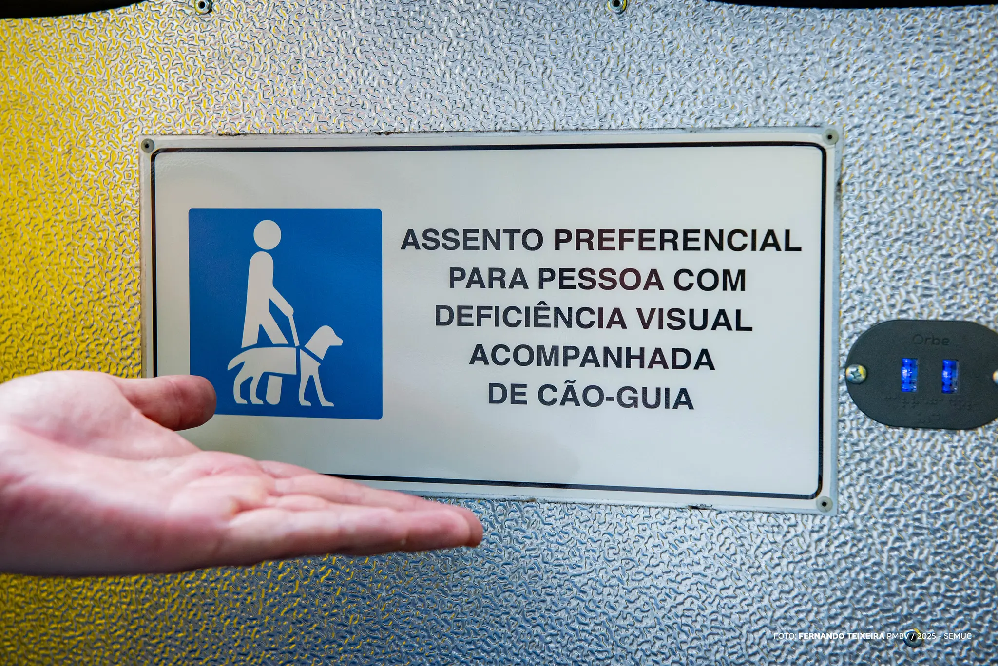 1760878493 709 Prefeitura entrega 18 onibus modernos acessiveis e climatizados