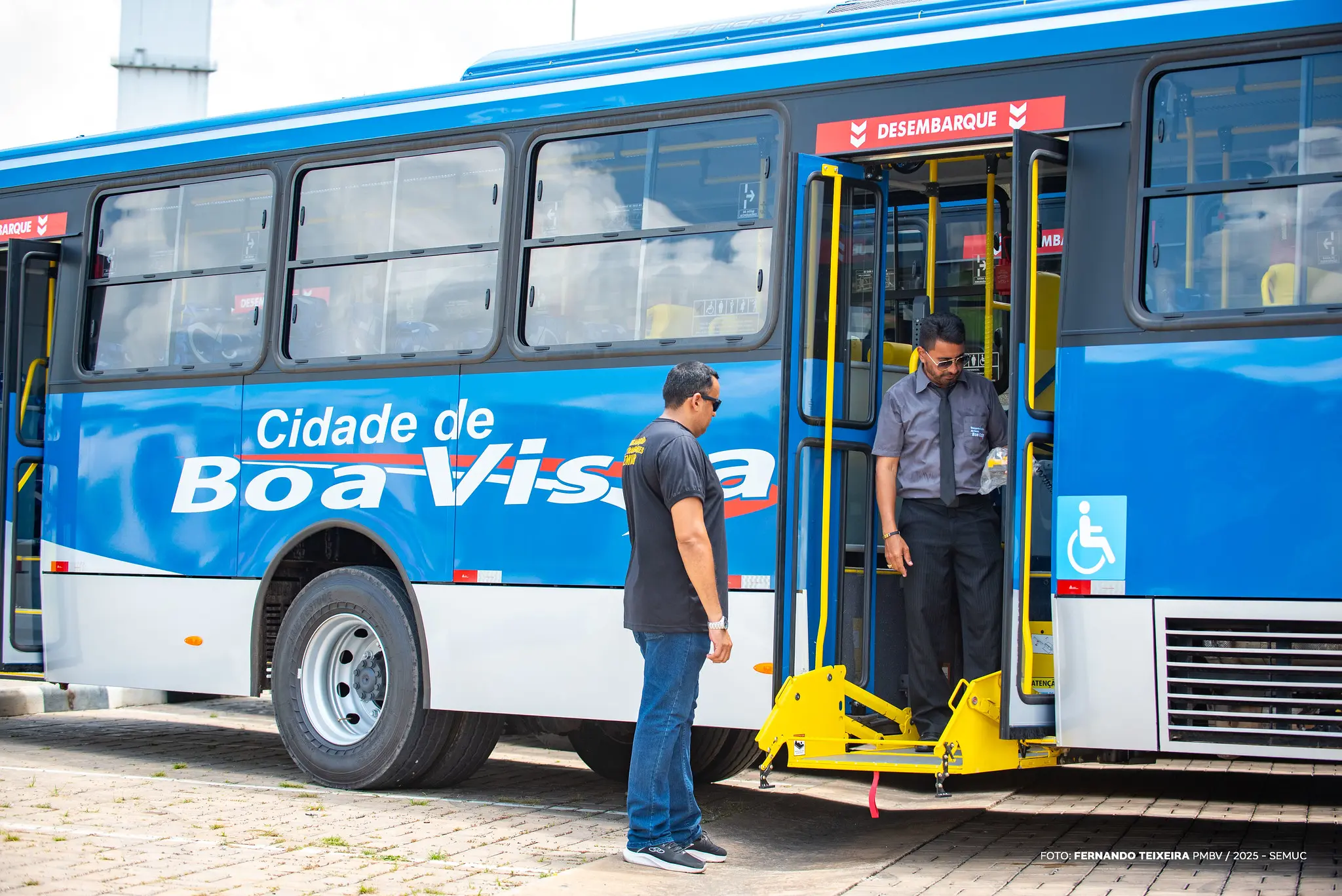 1760878494 789 Prefeitura entrega 18 onibus modernos acessiveis e climatizados