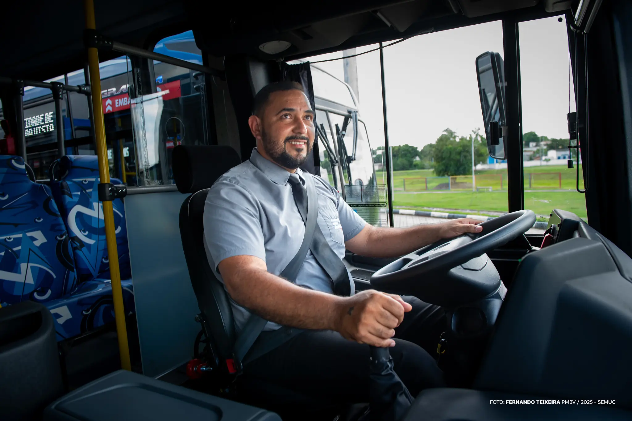 1760878494 877 Prefeitura entrega 18 onibus modernos acessiveis e climatizados