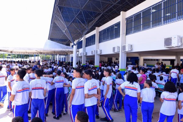 entrega de fardamentos no colegio estadual militarizado dr. luiz ritler brito de lucena fernando oli