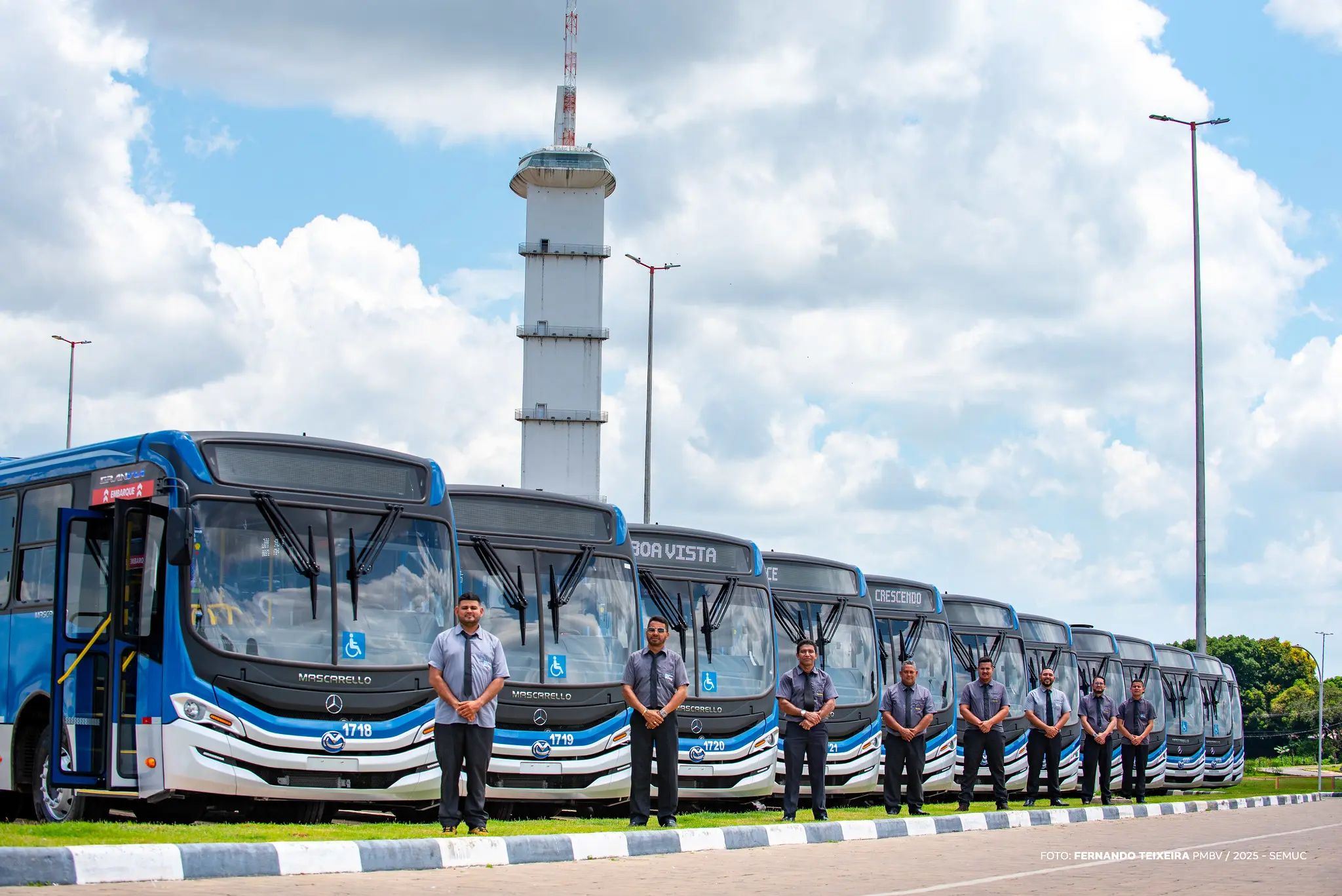 Prefeitura entrega 18 onibus modernos acessiveis e climatizados
