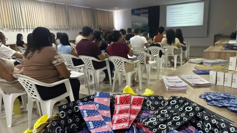 Treinamento sobre tuberculose ativa e latente na populacao com HIV Ascom Sesua 2
