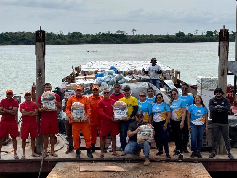 Governo distribui fardamento escolar e duas toneladas de alimentos para estudantes ribeirinhos. 1 BAIXO RIO BRANCO scaled