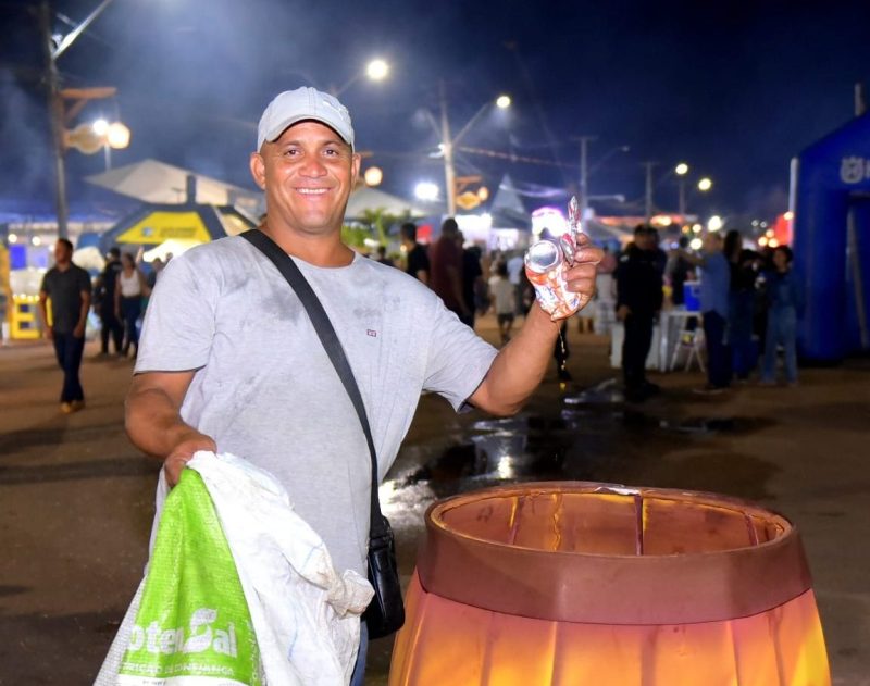 Vendedores ambulantes na Expoferr Show ganham até 200% a mais durante o evento 1 Carlos Aguane esta feliz com o lucro na Expoferr Fernando Oliveira Secom RR 1 e1762731114960