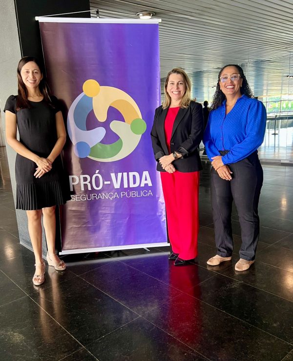 Delegada Elivania Aguiar a representante da Sesp Sandra da Silva Menezes e a coordenadora do NIAB Be