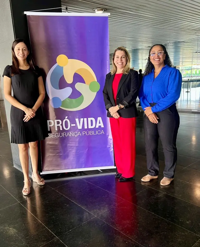 Delegada Elivania Aguiar a representante da Sesp Sandra da Silva Menezes e a coordenadora do NIAB Be