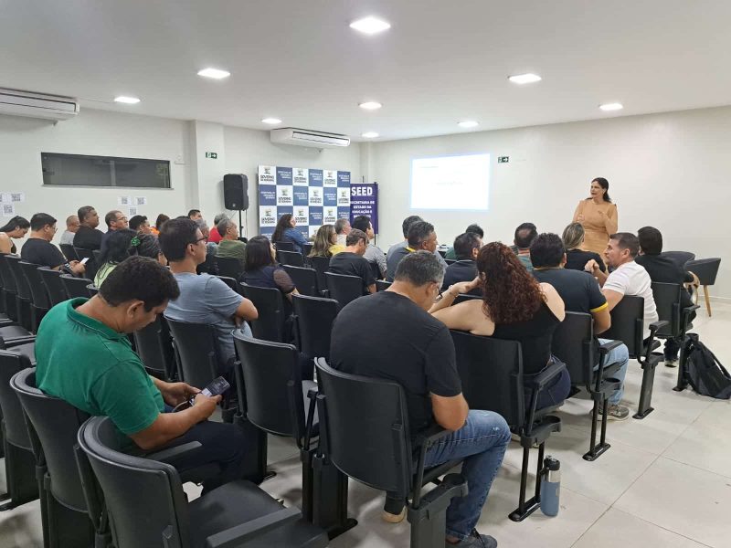 Educacao promove encontros com professores por componente curricular a fim de fortalecer a pratica p