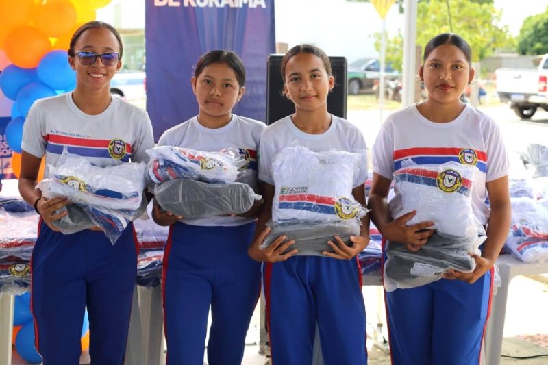 Alunos de Caracaraí recebem uniformes escolares 1 Entrega de fardamento escolar em Caracarai 1