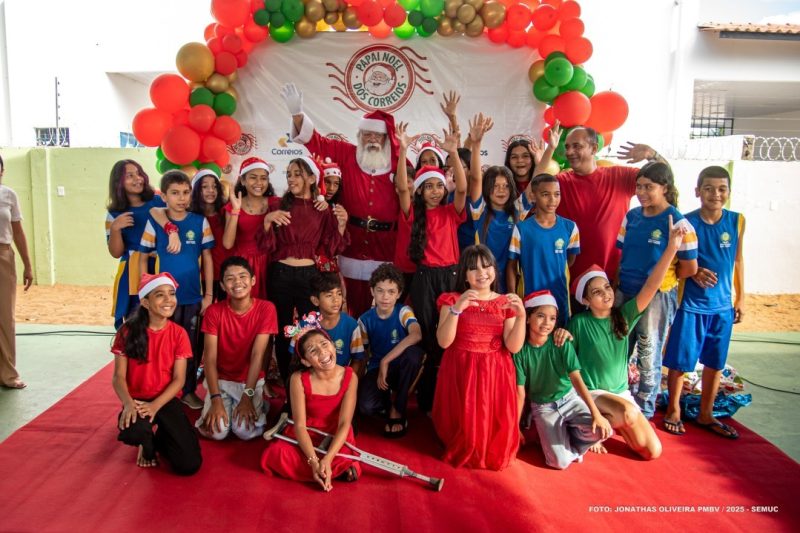 Papai Noel dos Correios leva presentes à Cantinho Feliz 1 54980612565 b47206d4ee k