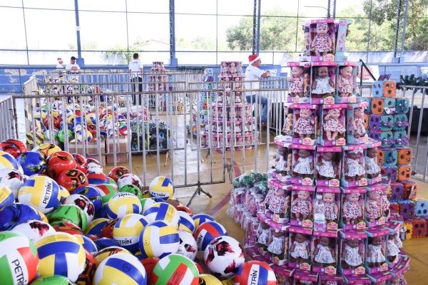 Entrega de brinquedos Foto Neto Figueredo 7 scaled