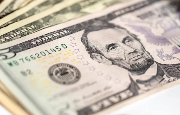 Dólar fecha em alta de 0,23%, cotado a R$5,42 2 cBXmZiYDRfFokH5fbjSnd7p4.webp