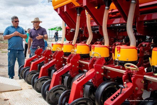 Prefeitura doa plantadeira de 7 linhas à Coopercinco 8 55062844360 f6940f3188 k