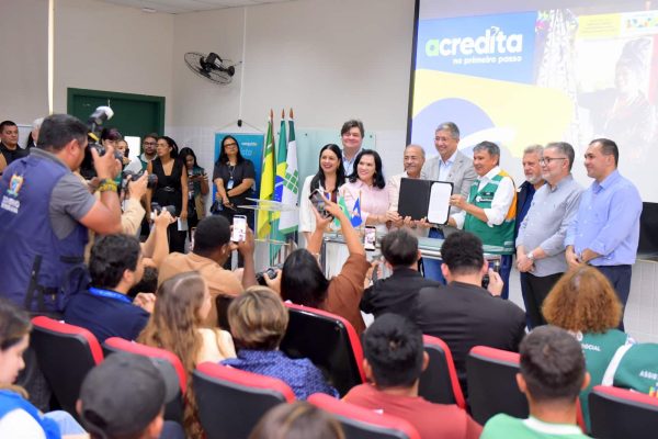 Assinatura Programa Acreditar no Primeiro Passo Fernando Oliveira Secom RR 2