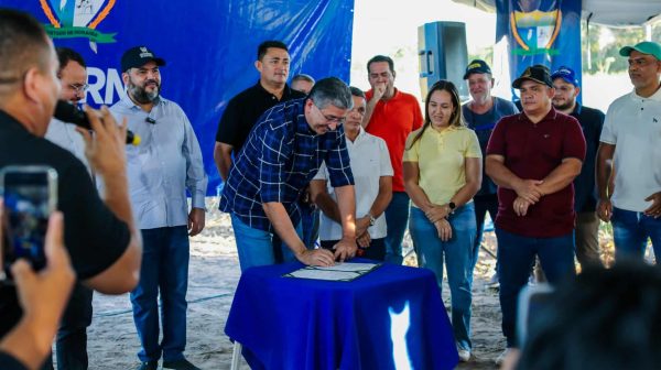 Assinatura da ordem de servico para asfaltamento do bairro Cantazinho Arthur Farias Secom RR 5 scale