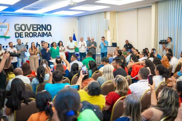 Governo promulga decreto que assegura estabilidade a 322 professores aprovados no estágio probatório 3 Assinatura de decreto de estabilidade de 322 professores aprovados no estagio probatorio 1