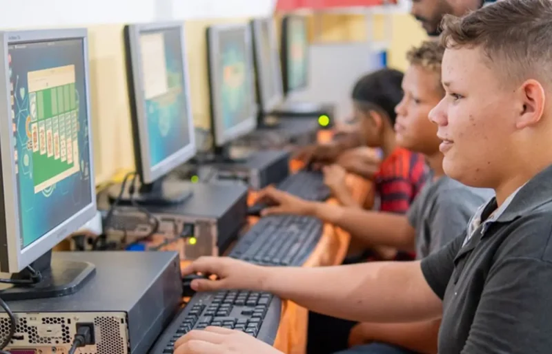 Escolas Conectadas oferece internet para 68% das escolas públicas e avança rumo à universalização do acesso 1 JaUbQzsEzfP7WTdTtgbybYcE.webp