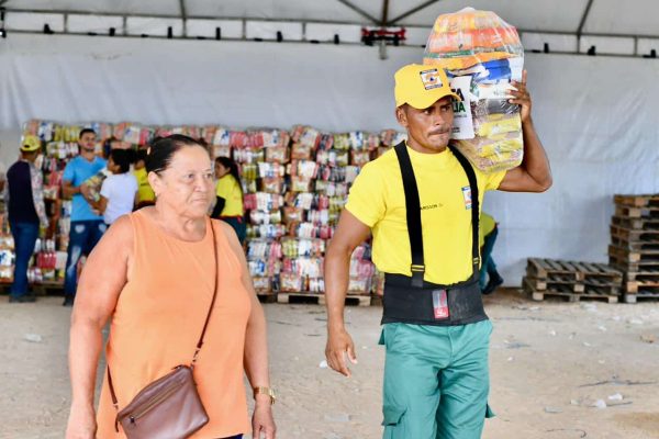 Atendimento médico é prestado a beneficiários durante distribuição de cestas em Boa Vista 4 Beneficiarios recebem atendimento medico durante entrega de cestas em Boa Vista Stephane Queiroz 2.j