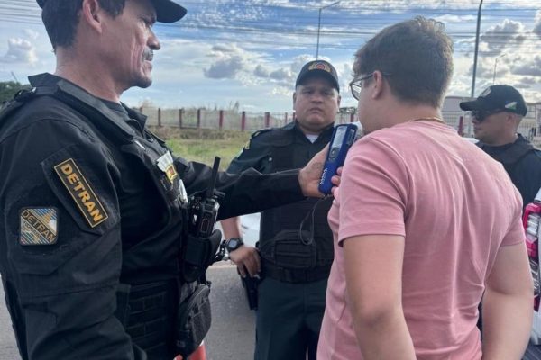 Detran intensifica fiscalização e ações educativas para garantir a segurança viária em Roraima 31 Durante os dias de folia os agentes intensificam a fiscalizacao e as atividades educativas com foco