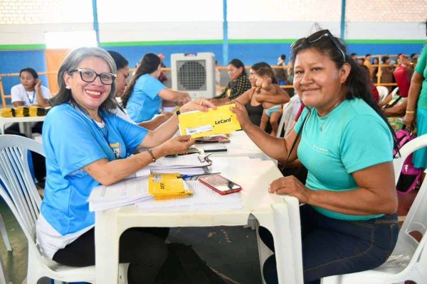 Governo entrega cartões do programa aos beneficiários de Boa Vista 3 Governo realiza entrega de cartoes do programa Cesta da Familia para beneficiarios de Boa Vista Asco