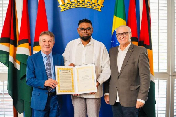 Roraima fortalece cooperação estratégica com a Guiana em visita oficial a Georgetown 4 O presidente da Guiana Mohamed Irfaan Ali ladeado pelo governador Antonio Denarium e pelo secretario